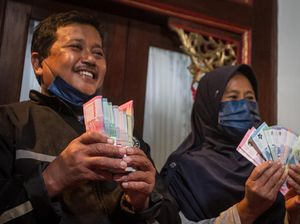 Senyum Samin Saat Uangnya yang Dimakan Rayap Bisa Ditukar Uang Baru