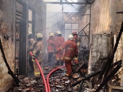 Gegara Kompor Tersenggol, Rumah di Surabaya Ludes Terbakar
