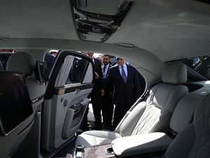 Mobil Kembaran Limusin Vladimir Putin Bakal Dijual di Arab, Harganya Bikin Ngelus Dada!
