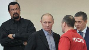 Putin Ajak Steven Seagal Nonton Sambo