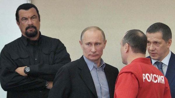 Putin Ajak Steven Seagal Nonton Sambo