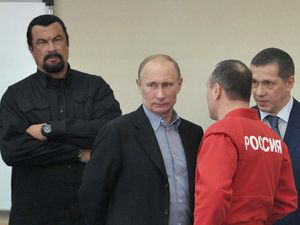 Putin Ajak Steven Seagal Nonton Sambo