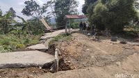 Penampakan Tanah Bergeser di Bogor Bikin Warga Sekampung Ngungsi