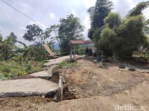 Penampakan Tanah Bergeser di Bogor Bikin Warga Sekampung Ngungsi