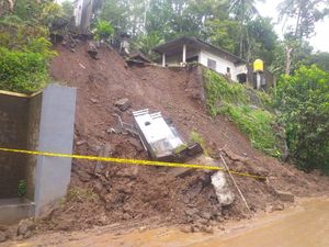 Tanah Longsor di Karangasem, Senderan Rumah-Pelinggih Ambruk Tanah Longsor di Karangasem, Senderan Rumah-Pelinggih Ambruk