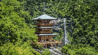 Terpukau Keindahan Lanskap Air Terjun di Jepang