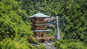 Terpukau Keindahan Lanskap Air Terjun di Jepang