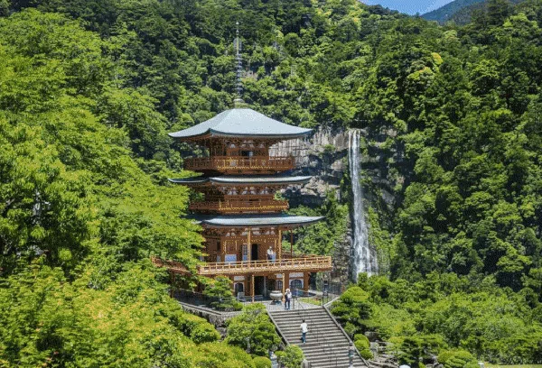 Terpukau Keindahan Lanskap Air Terjun di Jepang