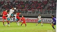 Tampil mendominasi, Indonesia akhirnya bisa memimpin 3-0 saat jeda. Satu gol tambahan di paruh pertama dicetak Zanadin Faris. (Foto: Deny Prastyo Utomo/detikJatim)