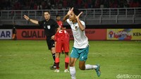 Indonesia bisa menambah dua gol lagi lewat Marselino di 10 menit akhir pertandingan. Salah satu golnya dicetak lewat penalti. (Foto: Deny Prastyo Utomo/detikJatim)
