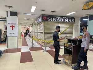 Toko Emas di Mal Serpong yang Dirampok Pria Bersenpi Dipasangi Garis Polisi Toko Emas di Mal Serpong yang Dirampok Pria Bersenpi Dipasangi Garis Polisi