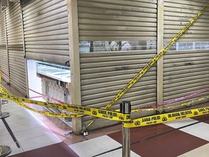 Garis Polisi Terpasang di Toko Emas Mal Serpong Usai Perampokan