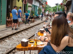 Usai Insiden Kereta, Turis Asing Minta Hanoi Train Street Tak Ditutup Usai Insiden Kereta, Turis Asing Minta Hanoi Train Street Tak Ditutup