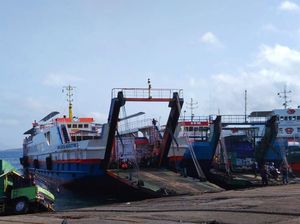 Evakuasi Gagal, Truk Nyemplung di Gilimanuk Ganggu Bongkar Muat Kapal Evakuasi Gagal, Truk Nyemplung di Gilimanuk Ganggu Bongkar Muat Kapal