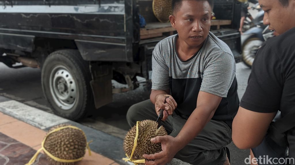 Rozikin, warga asli Jepara, penjual durian yang biasa mangkal di depan Pasar Bintoro Demak viral di medsos akhir-akhir ini gegara tampangnya disebut mirip Ferdy Sambo.