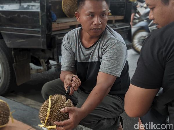 Dibilang Mirip Ferdy Sambo, Ini Potret Penjual Durian Viral di Demak