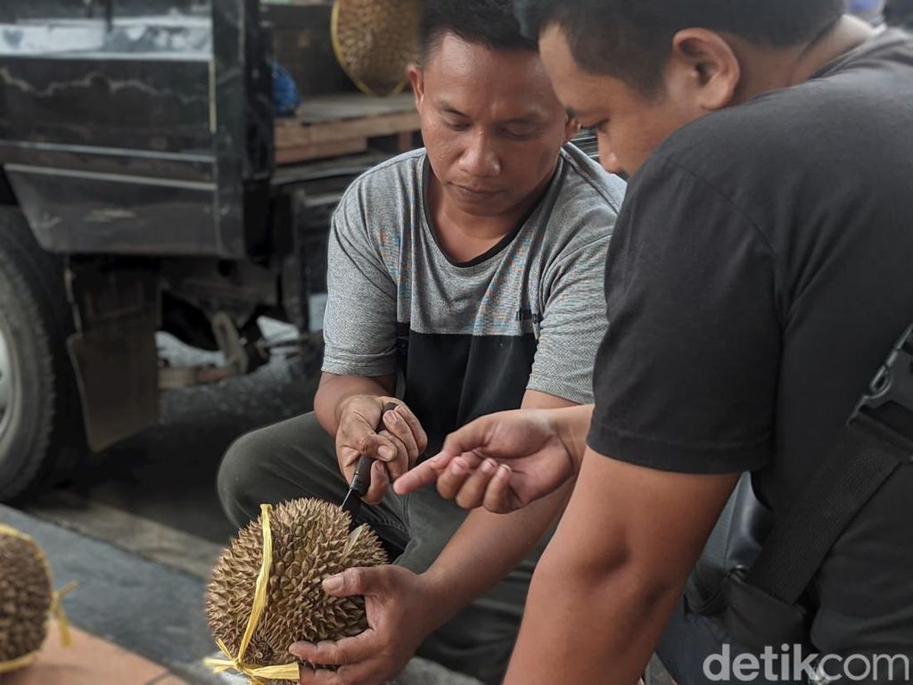 Viral Disebut Mirip Ferdy Sambo, Penjual Durian di Demak Diserbu Pembeli
