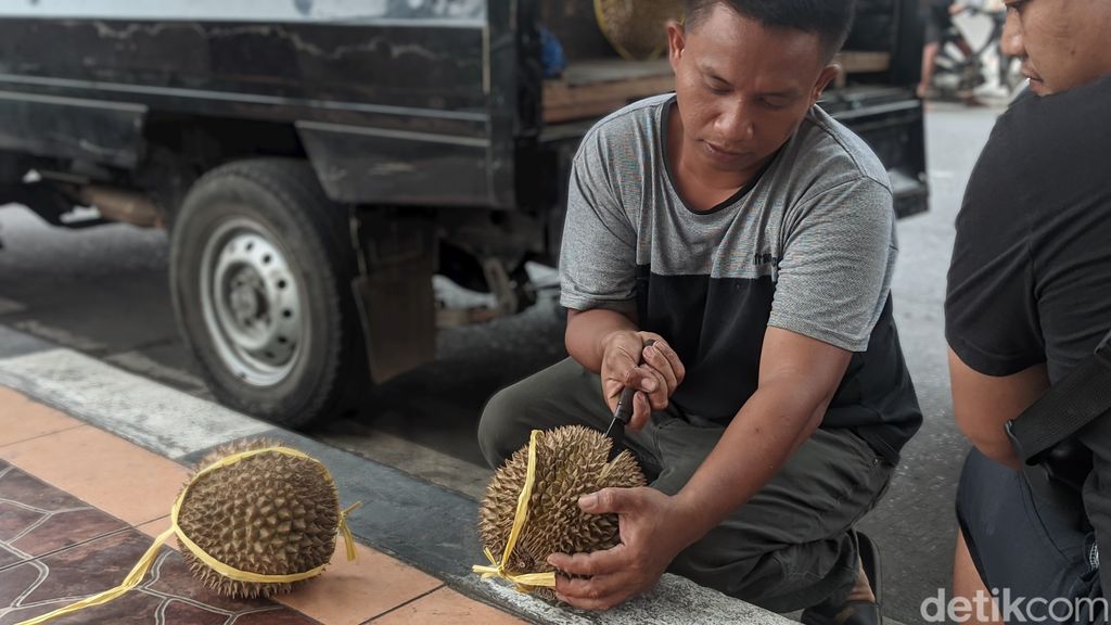 Ini 7 Potret Wajah Pedagang Durian Viral Disebut Mirip Ferdy Sambo