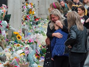 Kenapa Banyak Orang Menangisi Ratu Elizabeth II Meninggal Padahal Tak Kenal?