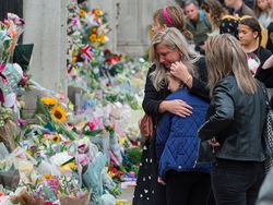 Kenapa Banyak Orang Menangisi Ratu Elizabeth II Meninggal Padahal Tak Kenal? Kenapa Banyak Orang Menangisi Ratu Elizabeth II Meninggal Padahal Tak Kenal?