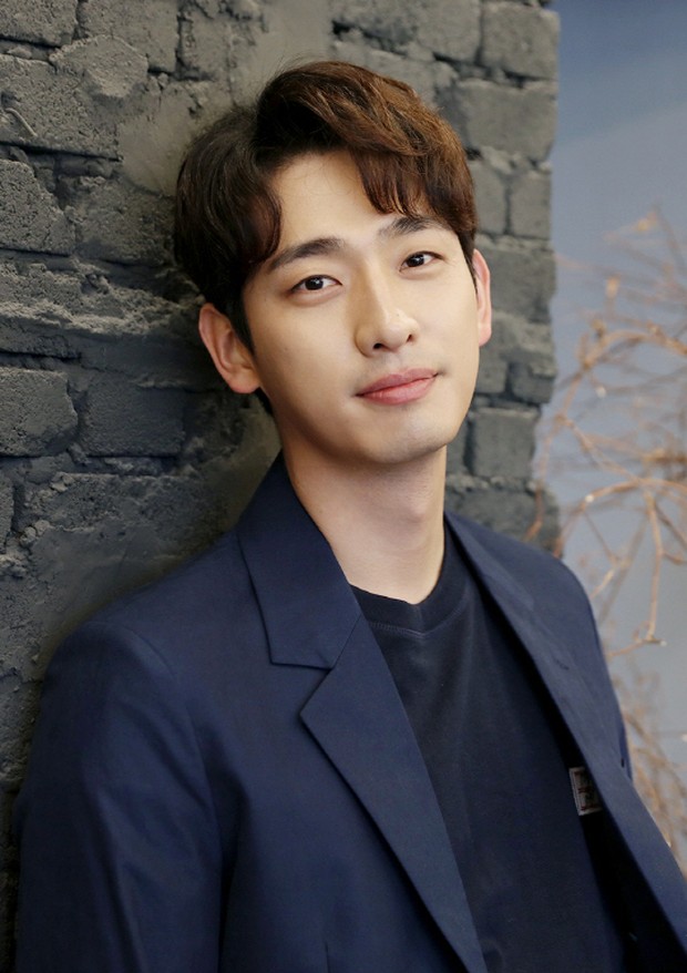 Yoon Park plays the character of a young father in MCB's latest drama, Please Send a Fan Letter.