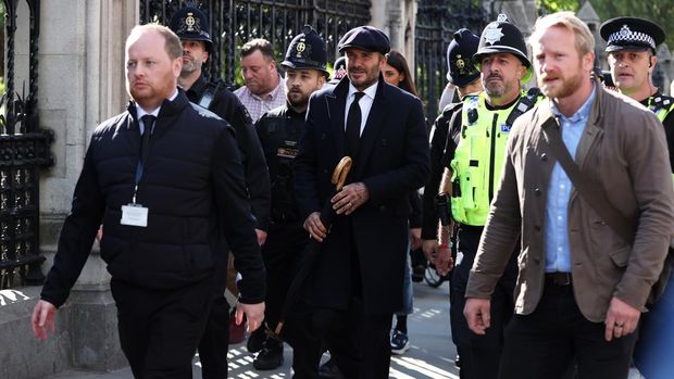 LONDON, UNITED KINGDOM - SEPTEMBER 16: Former English football player David Beckham visits Queen Elizabeth II's coffin brought to Westminster Hall, in London, United Kingdom on September 16, 2022. (Photo by Dursun Aydemir/Anadolu Agency via Getty Images)