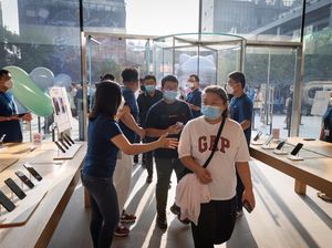 Penampakan Antrean Pembeli iPhone 14 di China Penampakan Antrean Pembeli iPhone 14 di China