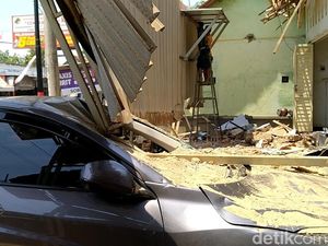 Bruk! Atap Teras Ruko Ambrol Timpa Mobil dan 9 Motor di Pekalongan