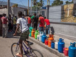 BBM Mahal, Warga Haiti Juga Antre Air dan LPG