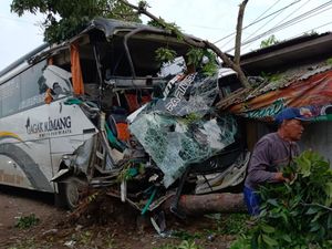 Tabrak Pohon di Cianjur, Bus Pariwisata Bawa Warga Sukabumi Ringsek