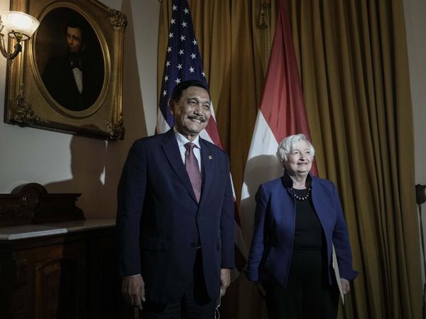 Diam-diam Luhut Bertemu Menkeu AS, Intip Momen Keduanya Foto Bareng