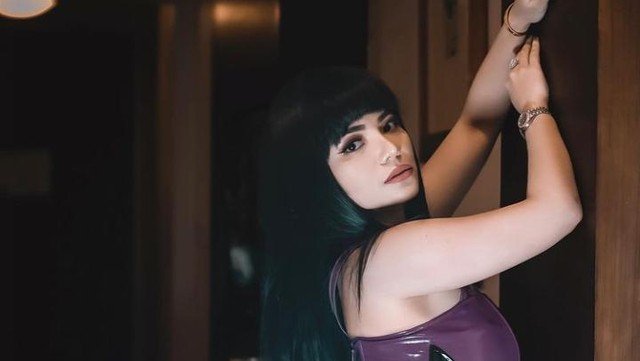 Kabar Terkini Artis dari InsertLive : Pernah Dipecut Ayah Pakai Sorban, Dinar Candy Bantah Tampil Seksi untuk Goda Pria