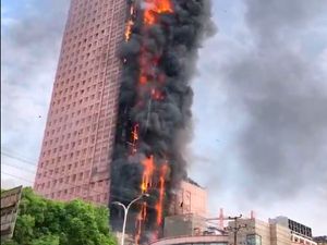 Penampakan Gedung 42 Lantai di China Terbakar Hebat