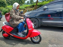 Cerita Guru SD di Cimahi Pakai Motor Listrik: Lebih Hemat!