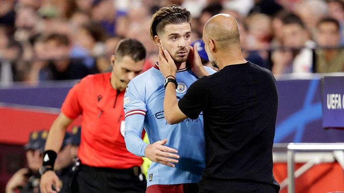 SEVILLA, SPAIN - SEPTEMBER 6: (L-R) Jack Grealish of Manchester City, Josep Guardiola of Manchester City.  during the UEFA Champions League  match between Sevilla v Manchester City at the Estadio Ramon Sanchez Pizjuan on September 6, 2022 in Sevilla Spain (Photo by David S. Bustamante/Soccrates/Getty Images)