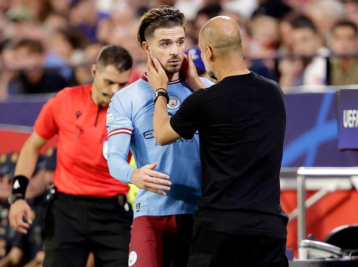 SEVILLA, SPAIN - SEPTEMBER 6: (L-R) Jack Grealish of Manchester City, Josep Guardiola of Manchester City.  during the UEFA Champions League  match between Sevilla v Manchester City at the Estadio Ramon Sanchez Pizjuan on September 6, 2022 in Sevilla Spain (Photo by David S. Bustamante/Soccrates/Getty Images)