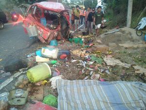 Truk BBM di Polman Sulbar Seruduk Angkot, 1 Orang Tewas-7 Lainnya Luka-luka