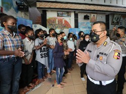 Korlantas Bagikan Sembako ke Anak-anak Panti Asuhan di Bekasi