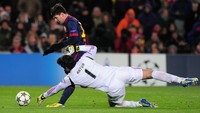 Benfica juga menjadi tim yang belum pernah merasakan keganasan Lionel Messi. Dua kali pertemuan, gawang klub Portugal itu tak bisa disentuh pemilik 7 Ballon dOr tersebut. (Foto: LLUIS GENE/AFP via Getty Images)