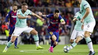 Sepanjang kariernya di Liga Champions, Messi rupanya kerap kesulitan menghadapi lawannya. Ada lima tim yang belum pernah ia jebol, salah satunya Inter Milan. Dari empat pertemuan, tak sekalipun gawang wakil Serie A itu dibobol penyerang yang kini berseragam Paris Saint-Germain tersebut. (Foto: David S. Bustamante/Soccrates/Getty Images)