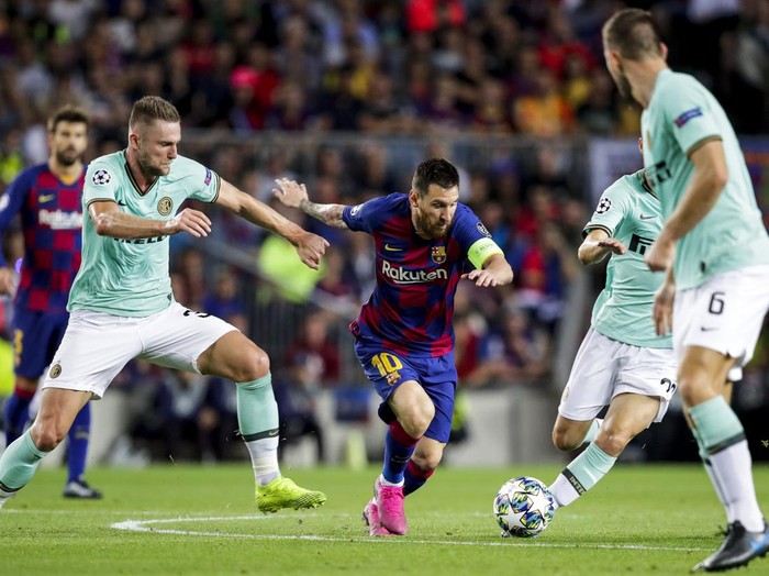 lionel messi barcelona vs inter milan barcelona liga champions BARCELONA, SPAIN - OCTOBER 2: (L-R) Milan Skriniar of Internazionale, Lionel Messi of FC Barcelona during the UEFA Champions League match between FC Barcelona v Internazionale at the Camp Nou on October 2, 2019 in Barcelona Spain (Photo by David S. Bustamante/Soccrates/Getty Images)
