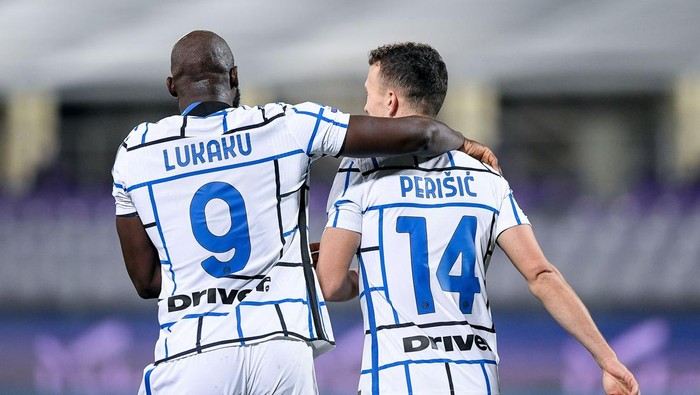 Ivan Perisic of FC Internazionale celebrates with Romelu Lukaku of FC Internazionale after scoring second goal during the Serie A match between ACF Fiorentina and FC Internazionale at Stadio Artemio Franchi, Florence, Italy on 5 February 2021.  (Photo by Giuseppe Maffia/NurPhoto via Getty Images)