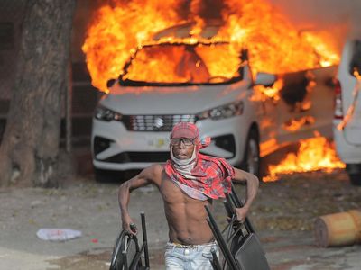 Melihat Lagi Mobil-mobil yang Dibakar Gegara Demo BBM di Haiti