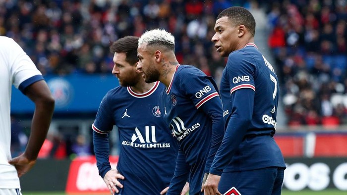 Messi, Neymar, Mbappe PARIS, FRANCE - MARCH 13: Lionel Messi #30, Neymar Jr #10 and Kylian Mbappe #7 of Paris Saint-Germain look on during the Ligue 1 Uber Eats match between Paris Saint-Germain and Girondins de Bordeaux at Parc des Princes on March 13, 2022 in Paris, France. (Photo by Catherine Steenkeste/Getty Images)