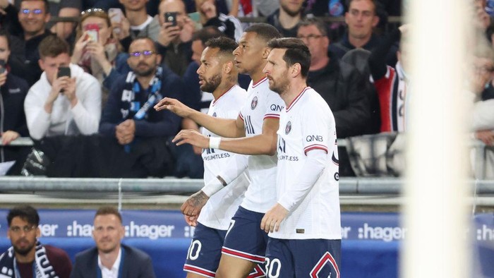 PARIS, FRANCE - MARCH 13: Lionel Messi #30, Neymar Jr #10 and Kylian Mbappe #7 of Paris Saint-Germain look on during the Ligue 1 Uber Eats match between Paris Saint-Germain and Girondins de Bordeaux at Parc des Princes on March 13, 2022 in Paris, France. (Photo by Catherine Steenkeste/Getty Images)