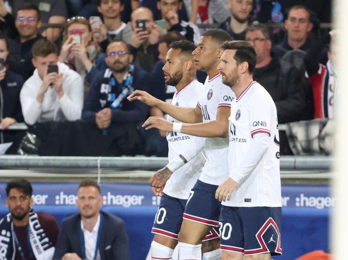 PARIS, FRANCE - MARCH 13: Lionel Messi #30, Neymar Jr #10 and Kylian Mbappe #7 of Paris Saint-Germain look on during the Ligue 1 Uber Eats match between Paris Saint-Germain and Girondins de Bordeaux at Parc des Princes on March 13, 2022 in Paris, France. (Photo by Catherine Steenkeste/Getty Images)