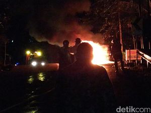 Penampakan Mobil Terbakar Hebat di Tanjakan Sedeng Pacitan Penampakan Mobil Terbakar Hebat di Tanjakan Sedeng Pacitan