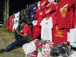 Penjual Kaus Timnas di GBT Ngaku Sepi Pembeli, Baru Laku 8 Biji
