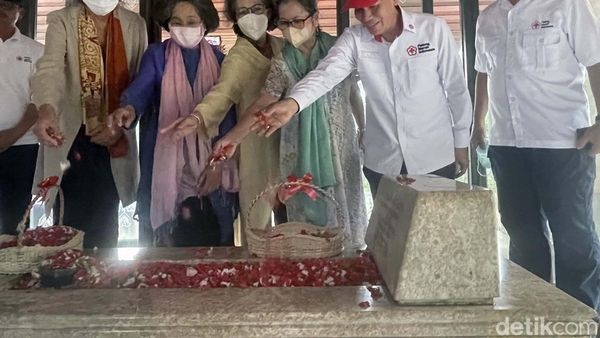 PMI DKI Jakarta Gelar Tabur Bunga di Pusara Bung Hatta