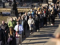 Potret Begini Panjangnya Antrean Melayat Ratu Elizabeth II